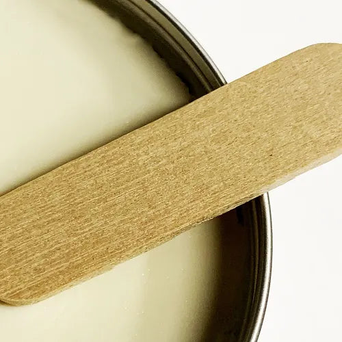 Multi-usages, le Beurre de Karité sert à la fois de beurre pour la peau (visage, corps, mains), pour les cheveux, pour les ongles, mais aussi de baume à lèvre